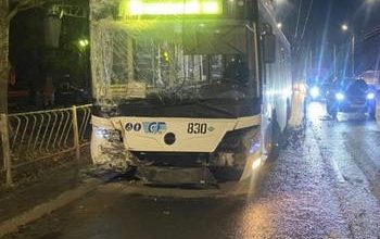 Водитель автобуса попал в ДТП: двое пассажиров госпитализированы