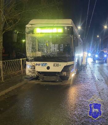 Водитель автобуса попал в ДТП: двое пассажиров госпитализированы