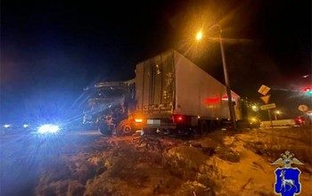 Водитель а/м Shacman допустил двойное столкновение в гололед