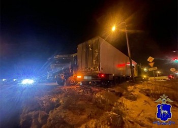 Водитель а/м Shacman допустил двойное столкновение в гололед