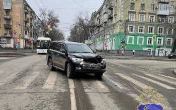Женщина за рулем Kia Rio попала в ДТП с Land Cruiser и наехала на пешехода