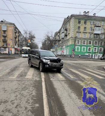 Женщина за рулем Kia Rio попала в ДТП с Land Cruiser и наехала на пешехода