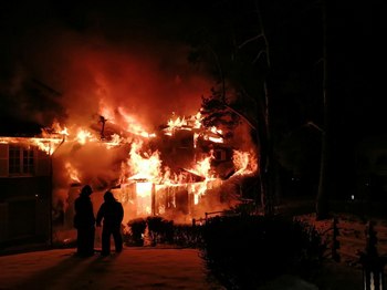 Без пострадавших: пожарные тушат огонь в частном доме