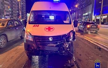 Столкновение скорой помощи и Volkswagen Polo в Самаре: полицейские выясняют обстоятельства ДТП