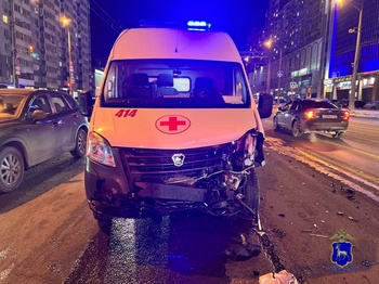 Столкновение скорой помощи и Volkswagen Polo в Самаре: полицейские выясняют обстоятельства ДТП