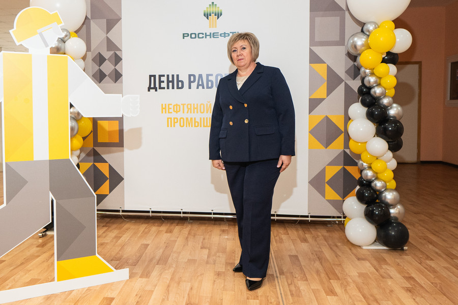 Самарские нефтяники поздравляют женщин