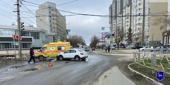 Утренний инцидент: в Самаре столкнулись скорая и легковушка