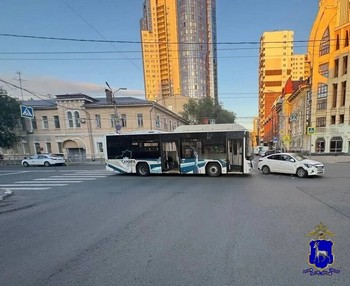 Полиция изучает «хореографию» автобуса и Hyundai Solaris после вечернего столкновения