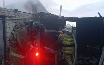 Информация ГКУ СО ,,ЦЕНТР ПО ДЕЛАМ ГО, ПБ и ЧС": 23.09.2026 в 05:39 поступил звонок на пульт диспетчера в пожарно-спасательную часть № 133 о пожаре в селе Украинка, на улице Нагорной Большечерниговского района. На место происшествия был направлен пожарный расчет пожарно-спасательной части №133 противопожарной службы Самарской области. По прибытии на место установлено: горит пристрой 2 - хквартирного дома. Было подано 2 ствола «Б»,создано звено газодымозащитной службы. Локализация объявлена в 06:10, в 06:25 - полная ликвидация пожара. В тушении пожара были задействованы 2 единицы техники, участвовали 5 человек личного состава. К сожалению, есть погибший мужчина.Фото облГКУ ,,ЦЕНТР ПО ДЕЛАМ ГО, ПБ и ЧС"